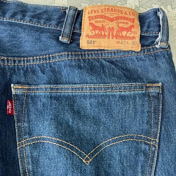 Levi's 501 high rise raw hem shorts. Size W42 x L30 - Picture 3 of 7